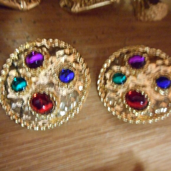 CLIP ON EARRINGS -  ROUND W/ 4 COLOR STONES IN GOLD METAL, BLU, RD. GRN, PURPLE - Picture 2 of 9